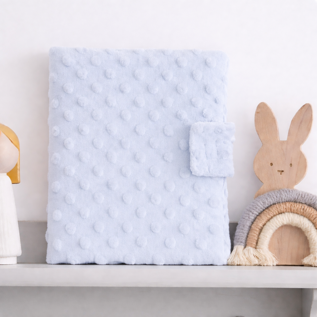 Carnet de santé bébé en tissu bleu ciel à pois en relief