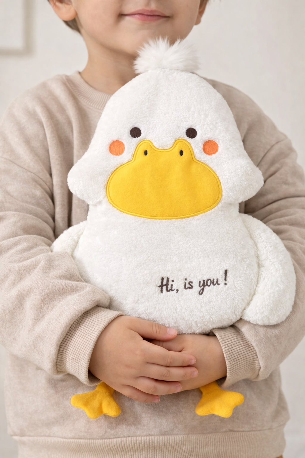 Enfant tenant un doudou peluche personnalisé avec prénom brodé, jouet doux et rassurant pour bébé dès la naissance