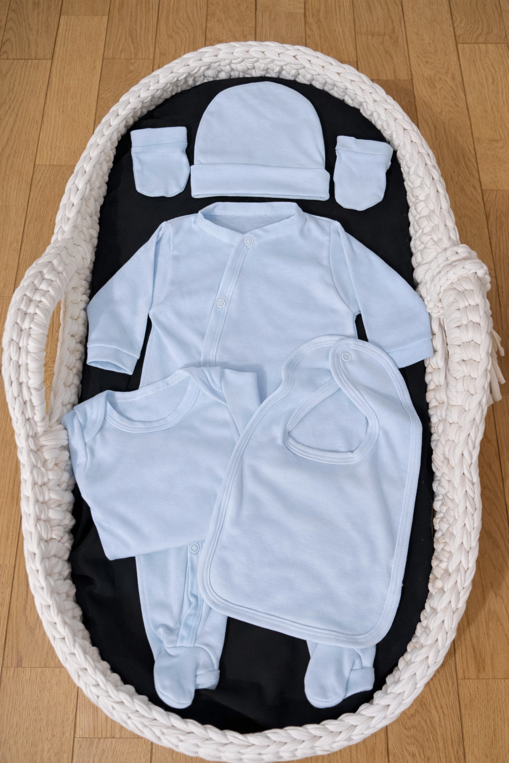 Ensemble bébé personnalisé rose avec prénom brodé, comprenant body, pyjama, bonnet, bavoir et gants en coton