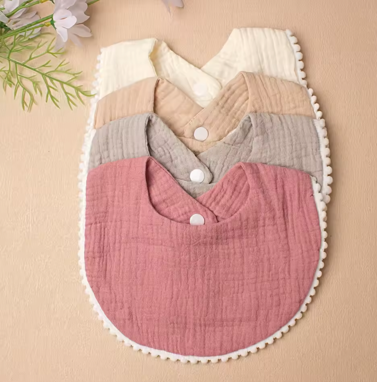 Lot de bavoirs bébé en gaze de coton de différentes couleurs avec bordure pompons et fermeture à pressions