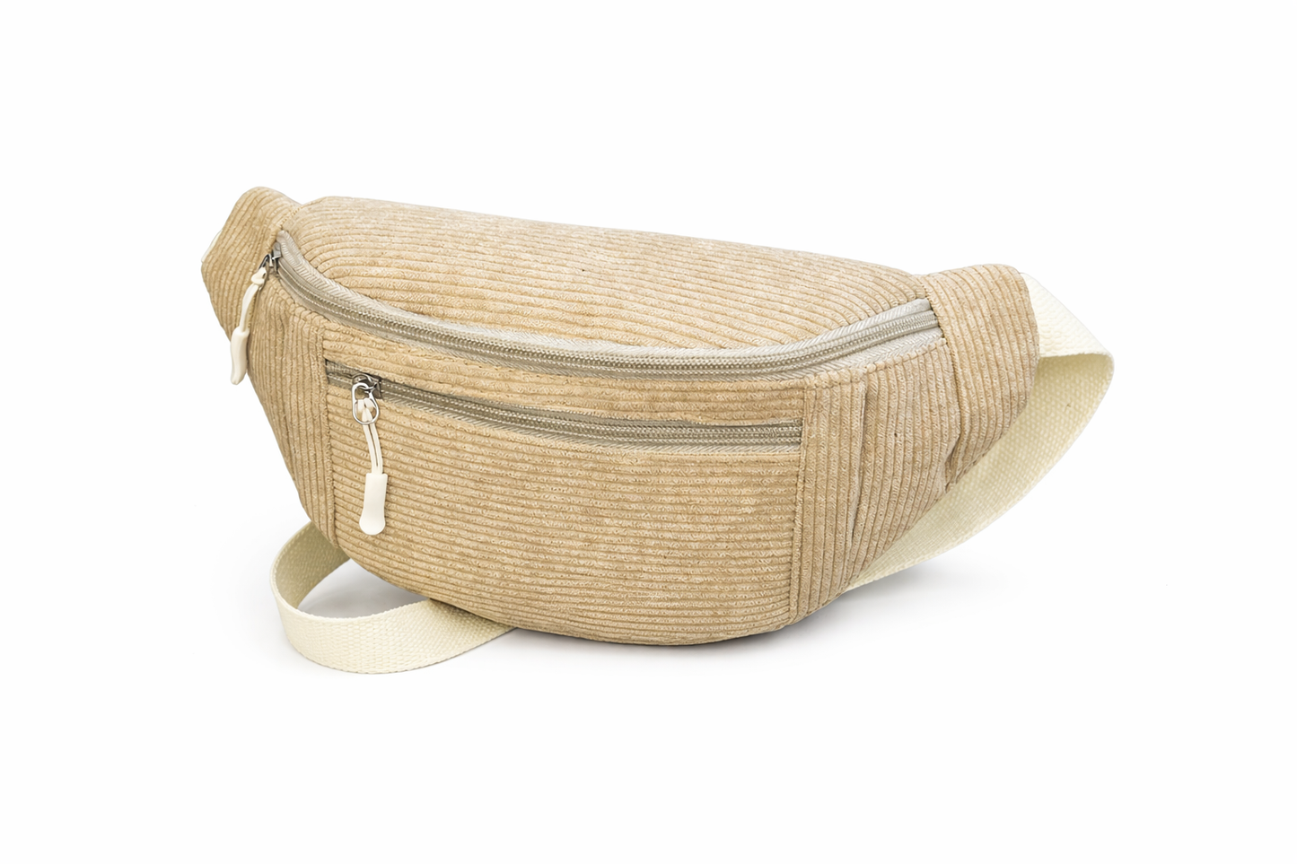 Femme portant un sac banane beige en velours côtelé avec prénom Mounia brodé en marron sur la poche avant