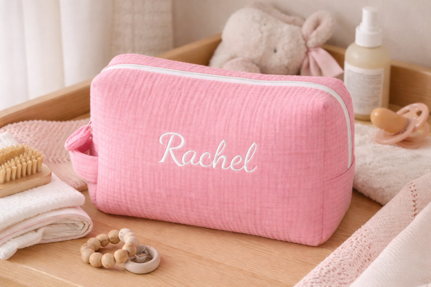 mise en scene mise en scene mise en scene Trousse bébé personnalisée en gaze de coton – Organisateur élégant, maternité et voyage rose