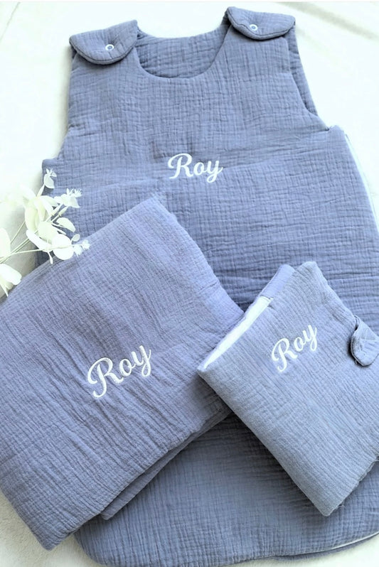 Coffret corbeille naissance personnalisé – Protège carnet de santé, Couverture plaid , Gigoteuse bébé personnalisée avec prénom Bleu