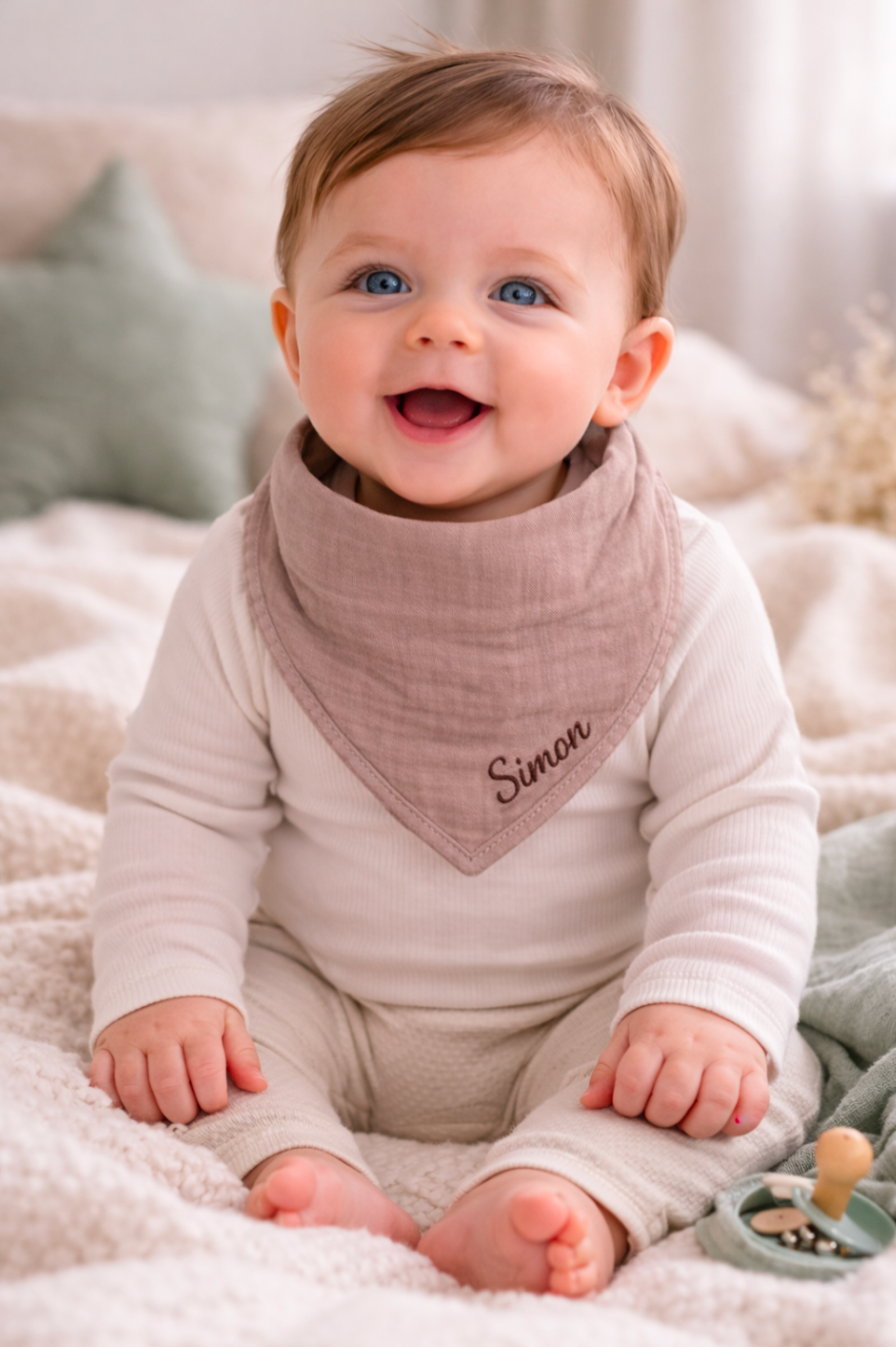 Bébé portant un bandana beige en gaze de coton personnalisé avec le prénom Simon, bavoir doux et absorbant