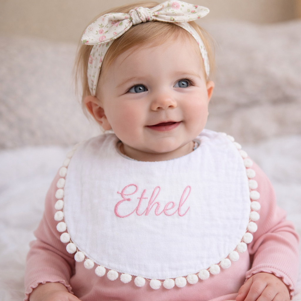 Bavoir bébé personnalisé en gaze de coton blanc– prénom brodé, doux et absorbant
