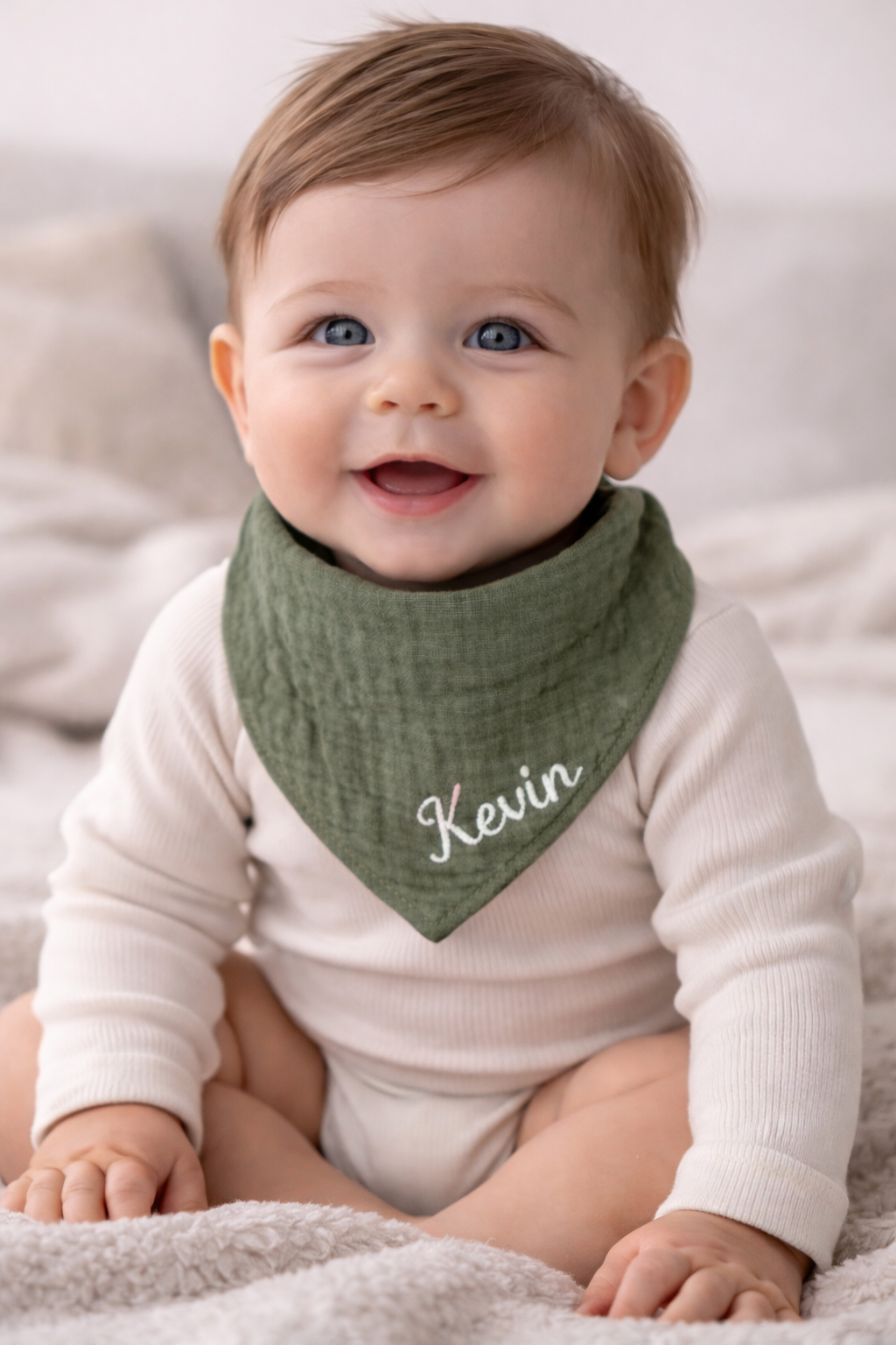 Bavoir bandana bébé vert en gaze de coton avec prénom brodé Kevin, accessoire personnalisé pour bébé