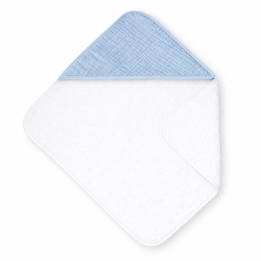 Cape de bain pour bébé en tissu blanc avec capuche triangulaire bleu, vue à plat sur fond blanc 