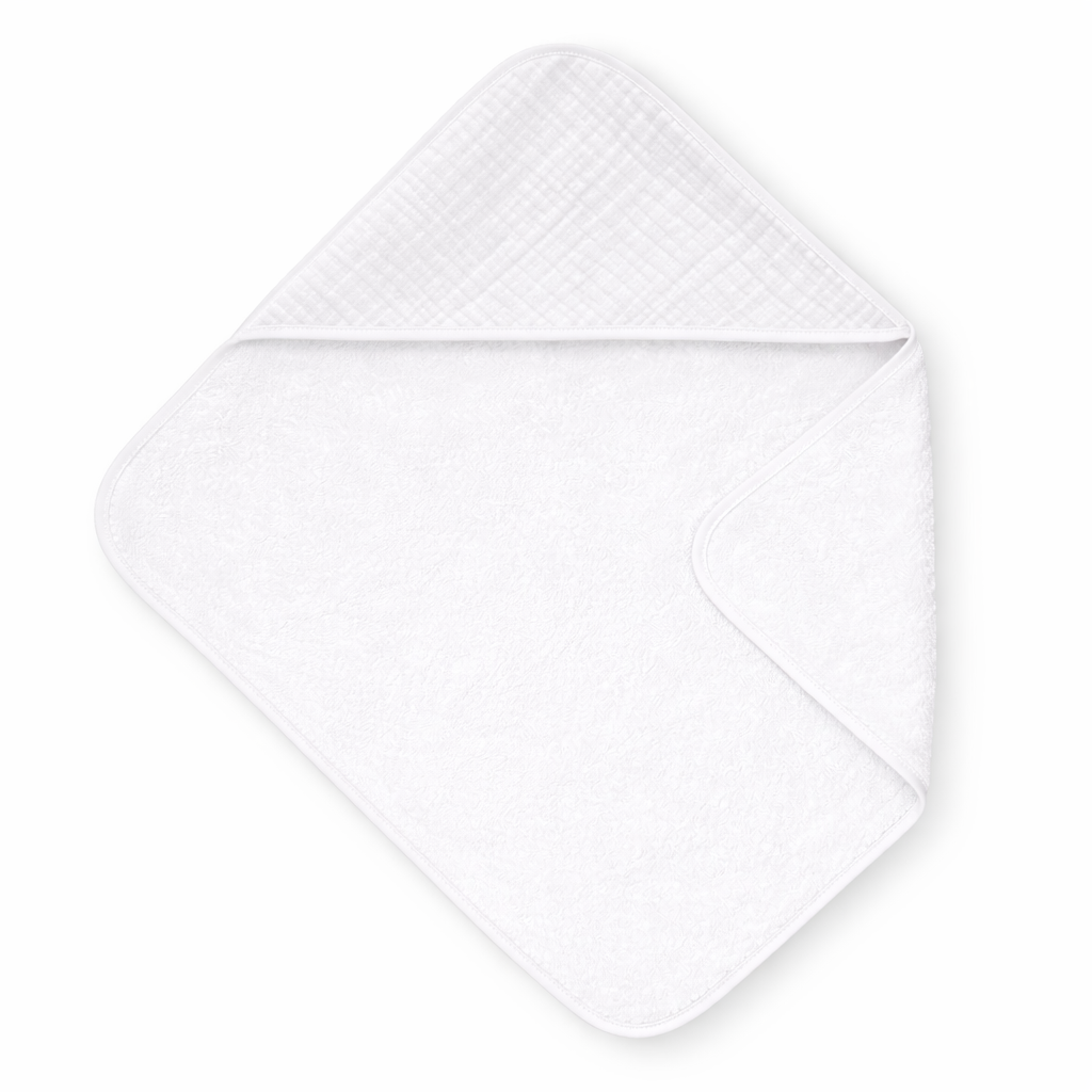 Cape de bain pour bébé en tissu blanc avec capuche triangulaire blanc, vue à plat sur fond clair

