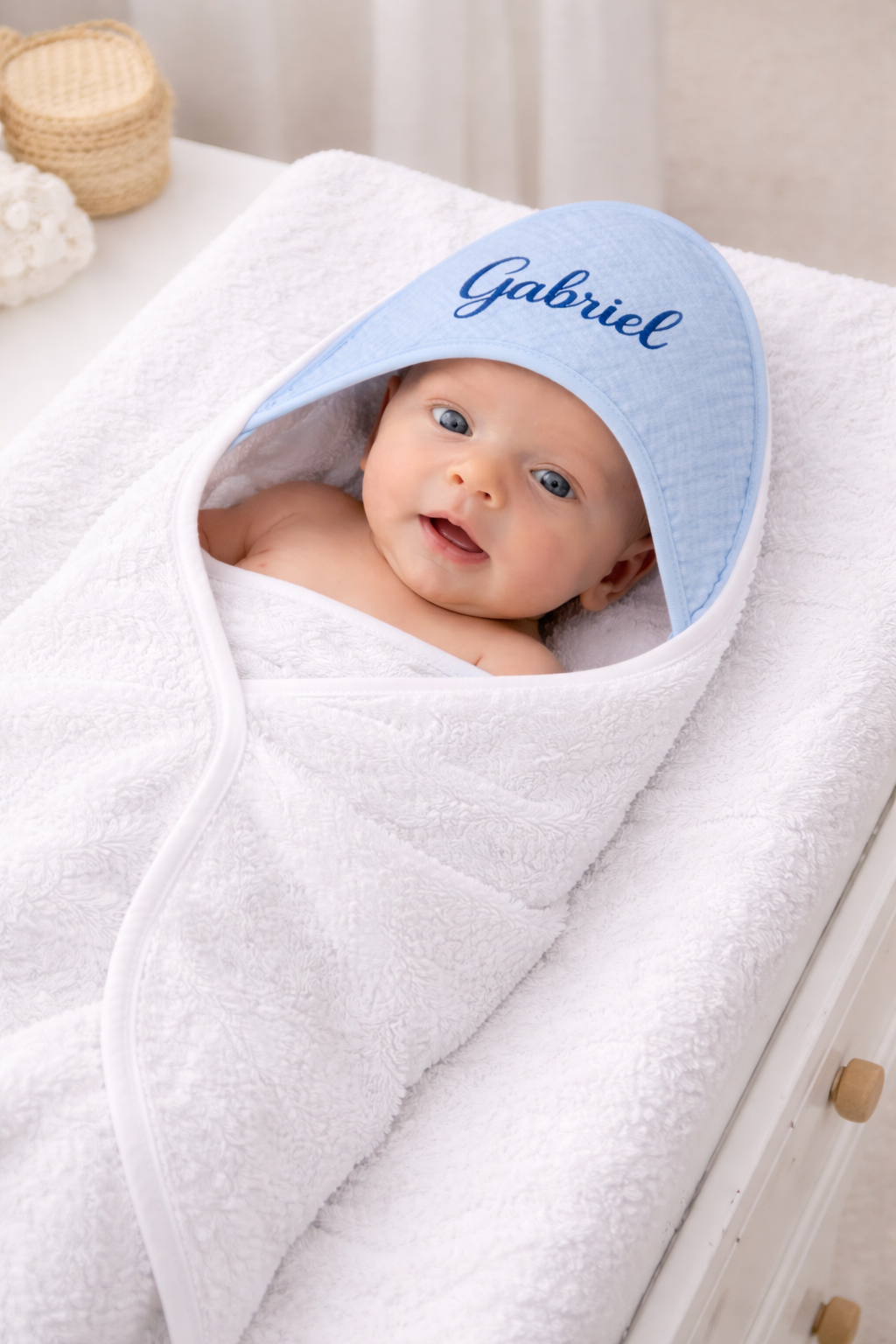 Cape de bain pour bébé en tissu blanc avec capuche triangulaire bleu avec bebe 