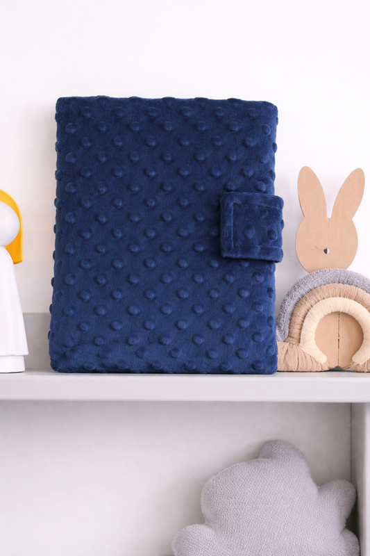 Carnet de santé bébé en tissu bleu foncer  pois en relief