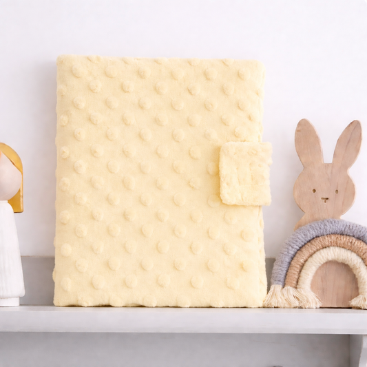 Carnet de santé bébé en tissu jaune  à pois en relief
