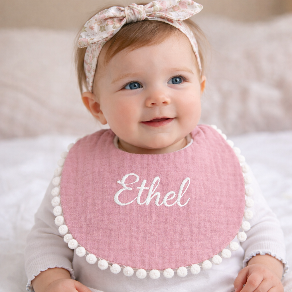 Bavoir bébé personnalisé en gaze de coton rose– prénom brodé, doux et absorbant
