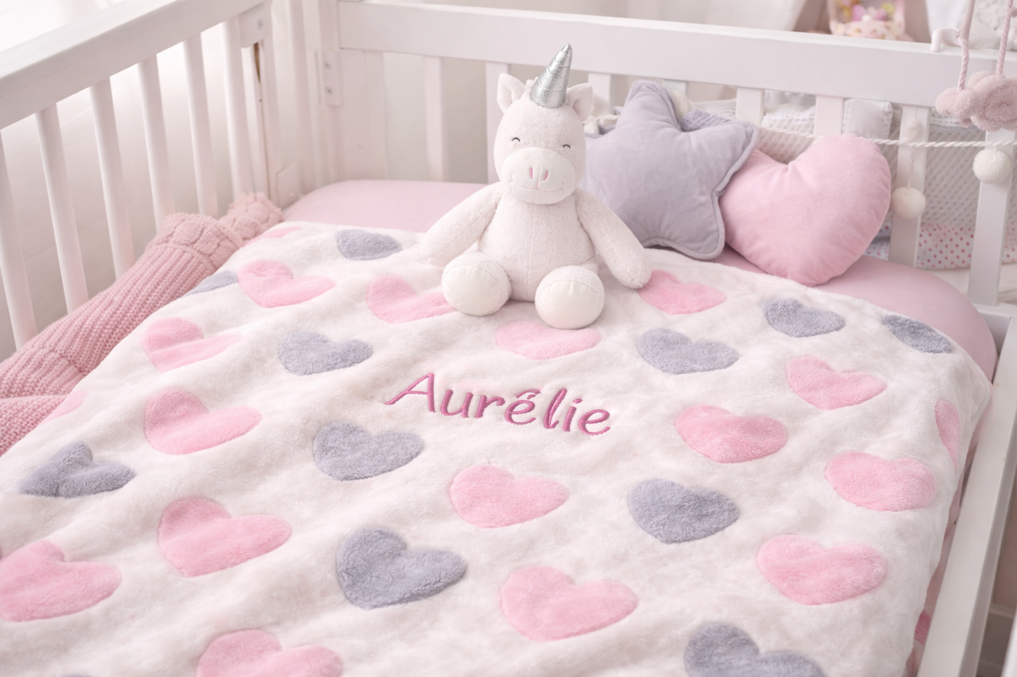Plaid bébé personnalisé + peluche licorne – Couverture douce motif cœurs rose & gris – Prénom brodé