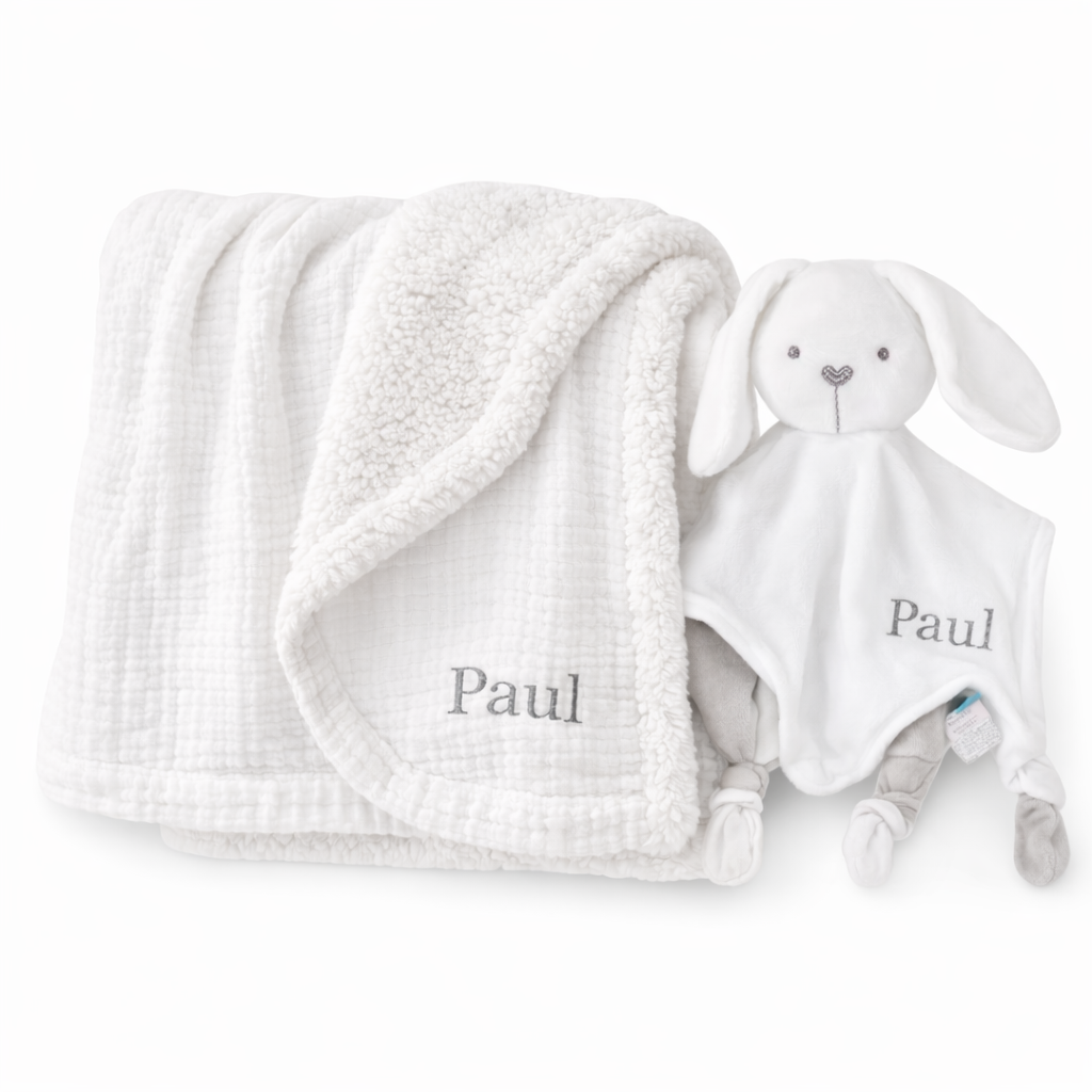 Coffret naissance bébé personnalisé blanc avec prénom, doudou lapin en gaze de coton et couverture douce doublée pilou pilou
