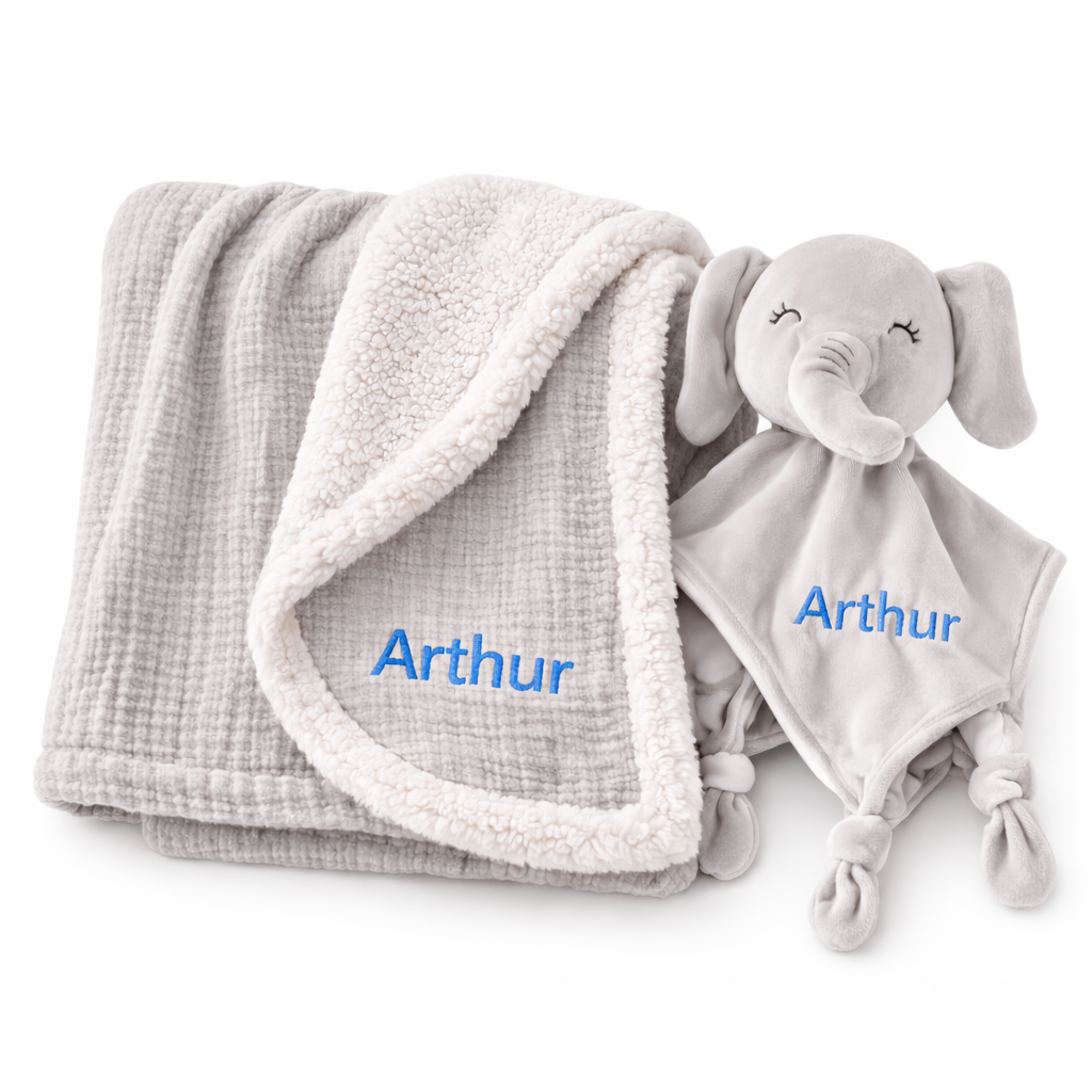 Coffret naissance bébé personnalisé gris avec prénom, doudou lapin en gaze de coton et couverture douce doublée pilou pilou
