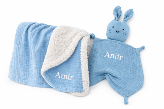 Coffret naissance bébé personnalisé bleu avec prénom, doudou lapin en gaze de coton et couverture douce doublée pilou pilou
