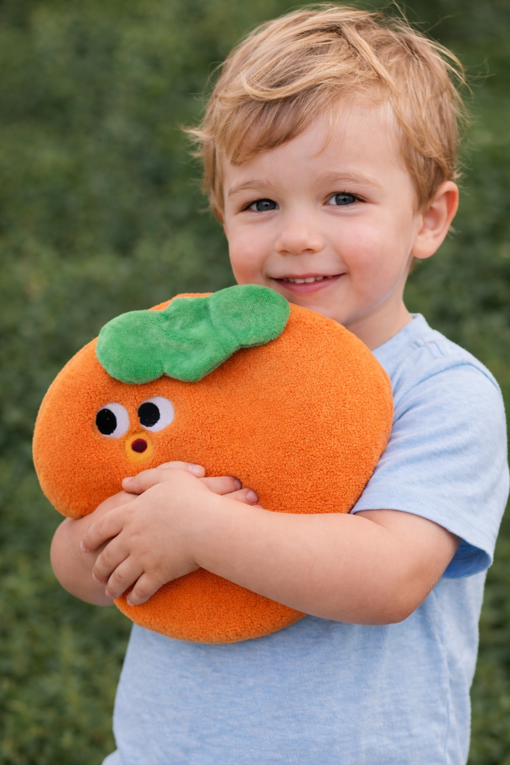 Doudou bébé en forme de fruit avec visage brodé et texture douce, peluche moelleuse avec boucle pour suspendre 