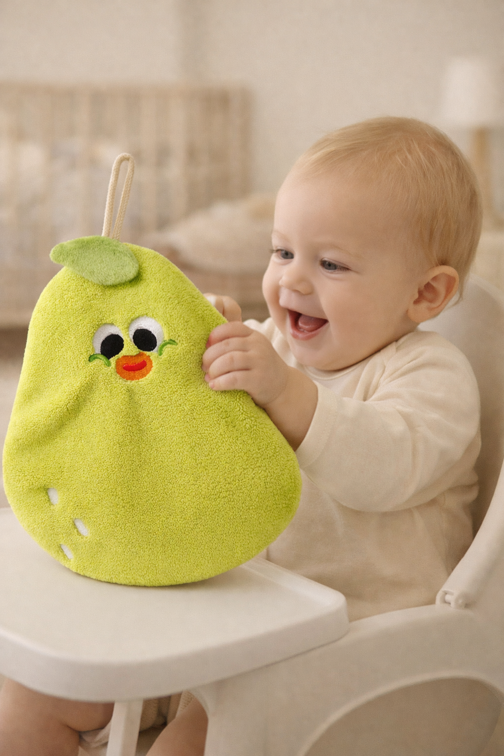 Bébé jouant avec un doudou en forme de fruit doux et coloré, peluche ludique et rassurante pour l’éveil des tout-petits