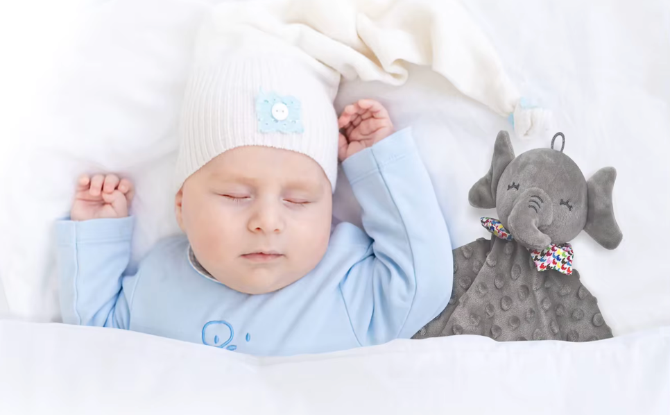 Bébé endormi avec doudou éléphant doux et sensoriel avec anneau de dentition, peluche rassurante pour le sommeil du nouveau-né