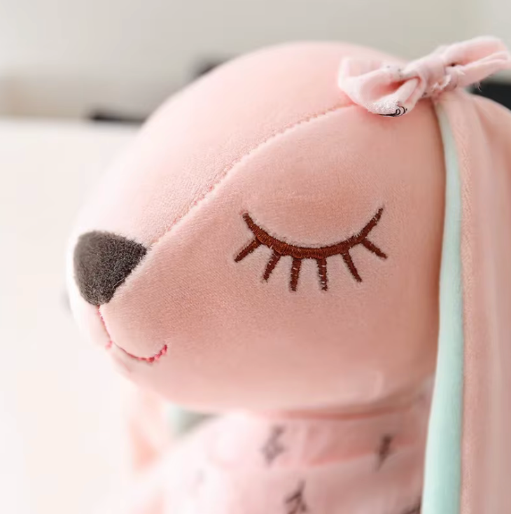 Doudou lapin rose avec robe – compagnon tendre dès la naissance
