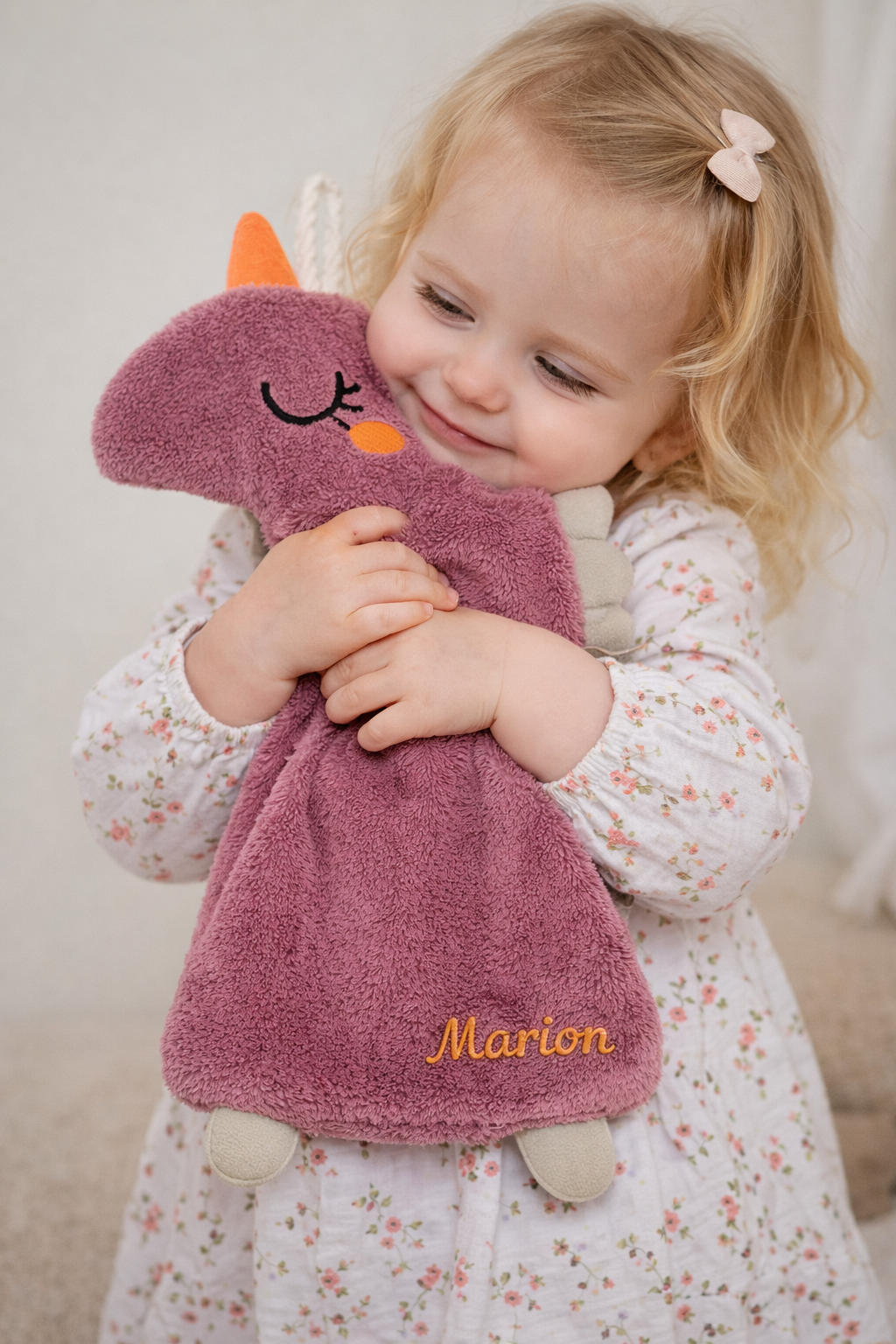 petite fille avec licorne dinosaure personnalisé marion cadeau enfant réconfort