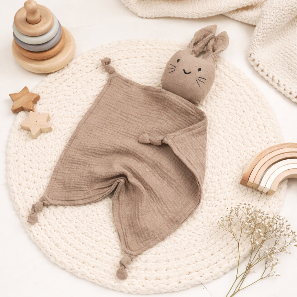 Doudou plat lapin minimaliste en tissu léger beige 
 