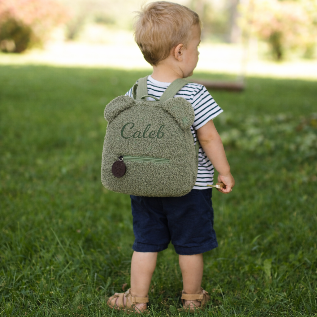 Enfant portant un sac à dos en bouclette rose avec oreilles et prénom brodé, personnalisable vert