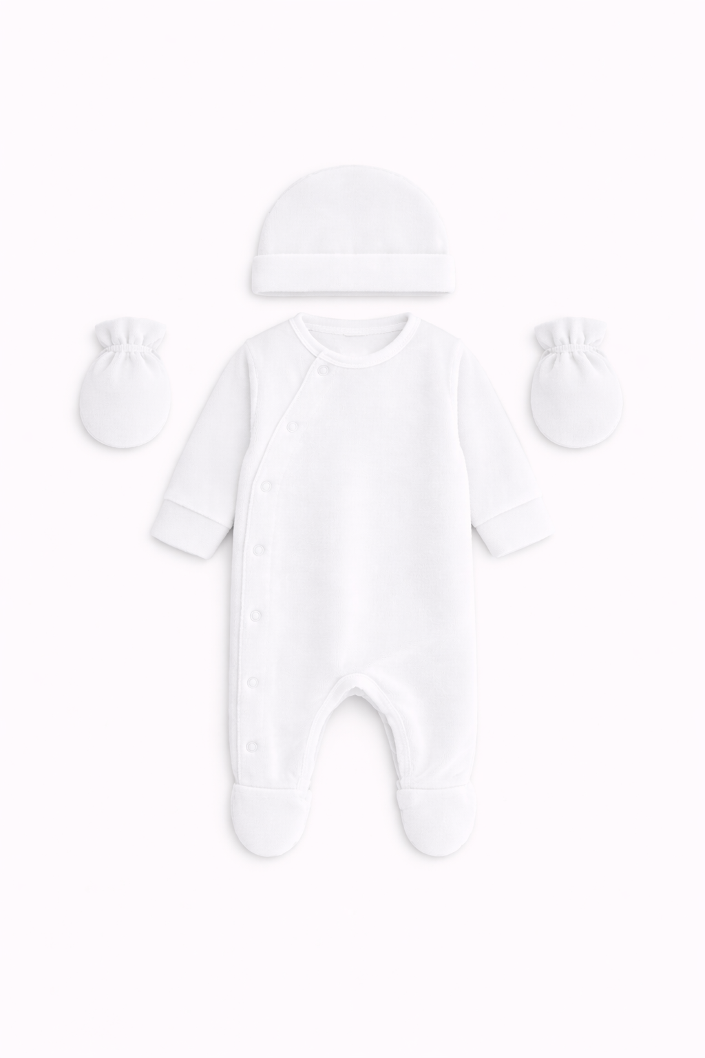 Ensemble bébé avec combinaison et bonnet blanc