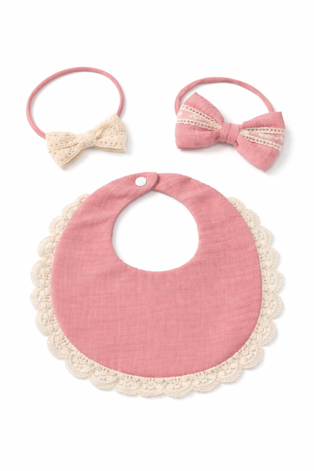 Ensemble bébé fille rose en gaze de coton avec bavoir à dentelle et deux bandeaux assortis avec nœuds