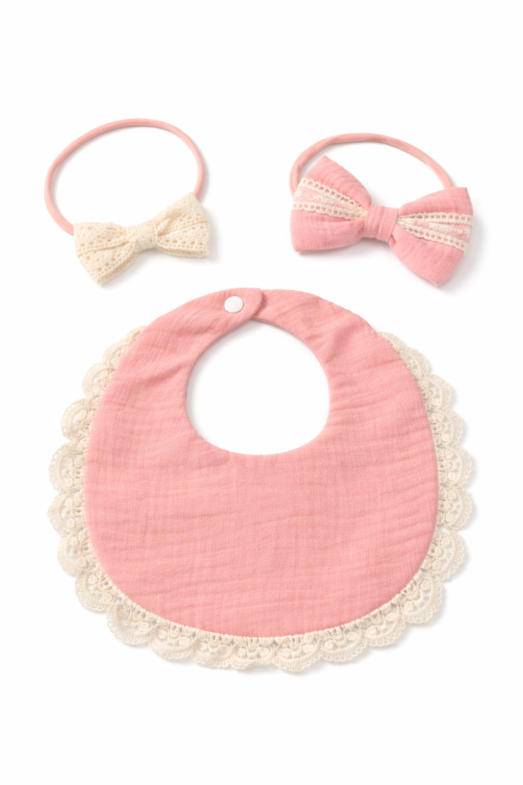 Ensemble bébé fille rose en gaze de coton avec bavoir à dentelle et deux bandeaux assortis avec nœuds