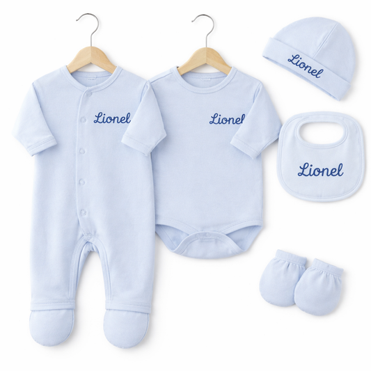 Ensemble bébé personnalisé Bleu avec prénom brodé, comprenant body, pyjama, bonnet, bavoir et gants en coton