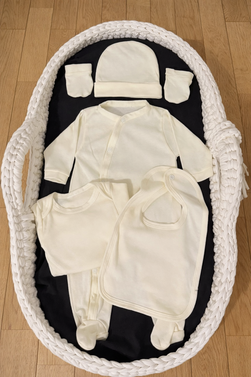 Ensemble bébé personnalisé rose avec prénom brodé, comprenant body, pyjama, bonnet, bavoir et gants en coton