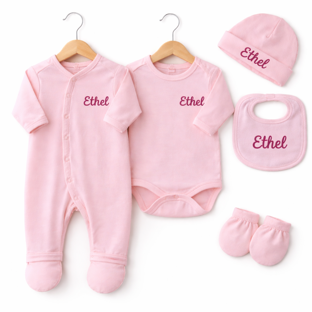 Ensemble bébé personnalisé rose avec prénom brodé, comprenant body, pyjama, bonnet, bavoir et gants en coton