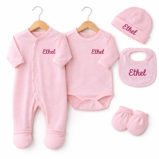Ensemble bébé personnalisé rose avec prénom brodé, comprenant body, pyjama, bonnet, bavoir et gants en coton