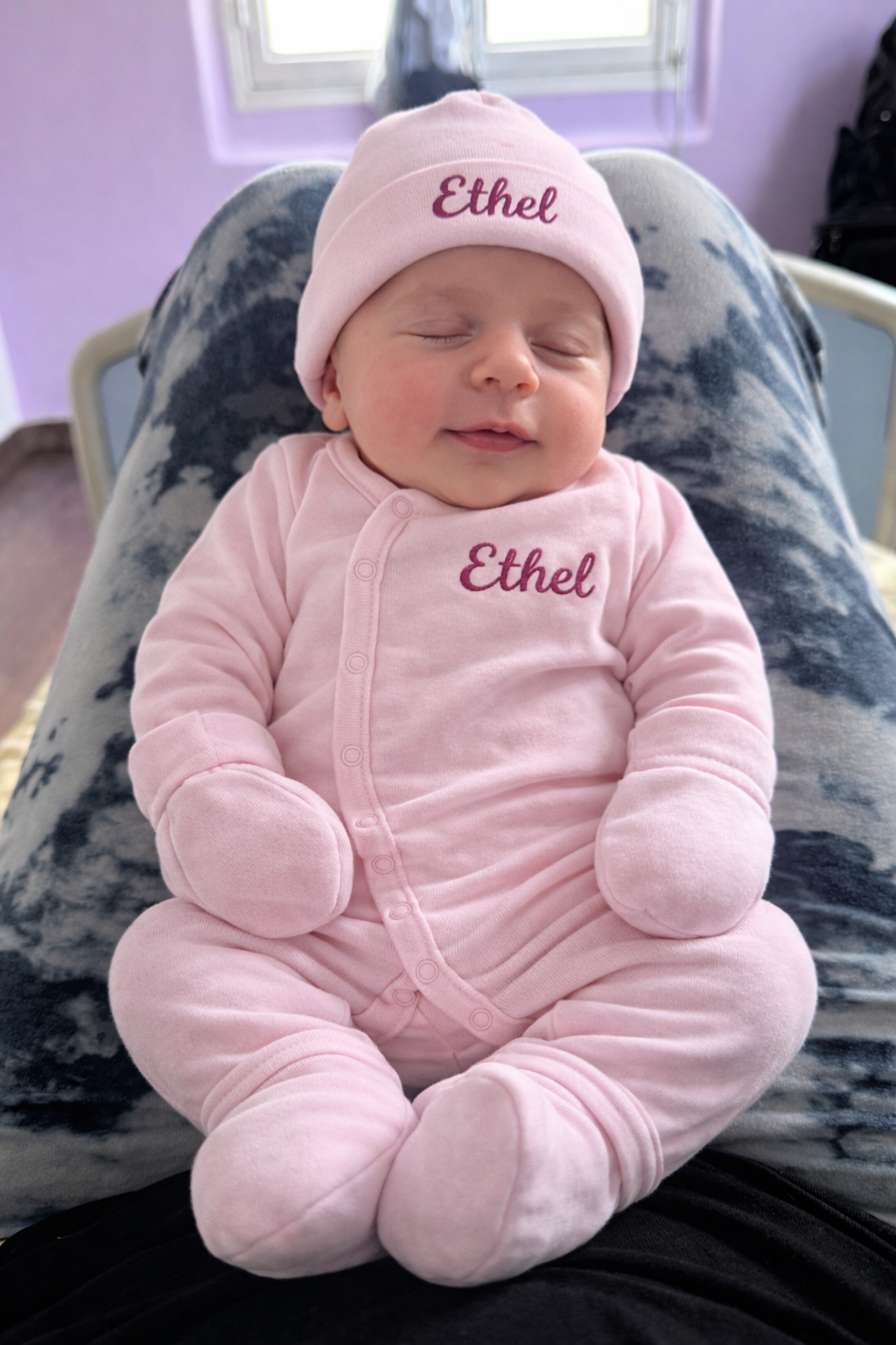 Ensemble bébé personnalisé rose avec prénom brodé, comprenant body, pyjama, bonnet, bavoir et gants en coton