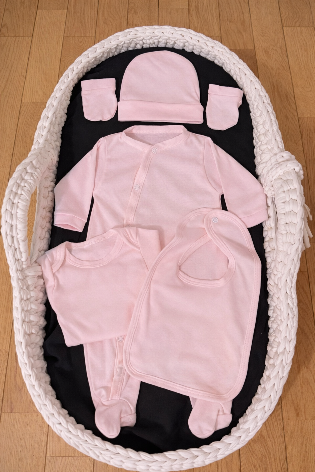Ensemble bébé personnalisé rose avec prénom brodé, comprenant body, pyjama, bonnet, bavoir et gants en coton