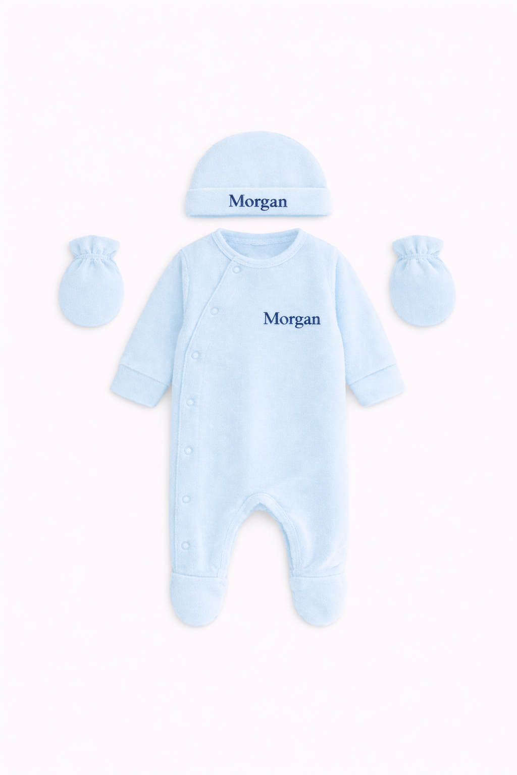 Ensemble pour nouveau-né comprenant une combinaison, un bonnet et des moufles coordonnés. broderie 