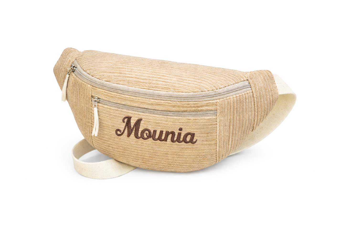 Femme portant un sac banane beige en velours côtelé avec prénom Mounia brodé en marron sur la poche avant