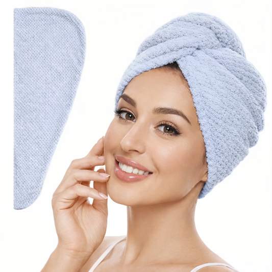 Femme portant une serviette cheveux en microfibre blanche sous forme de turban, douce et absorbante, idéale pour un séchage rapide des cheveux