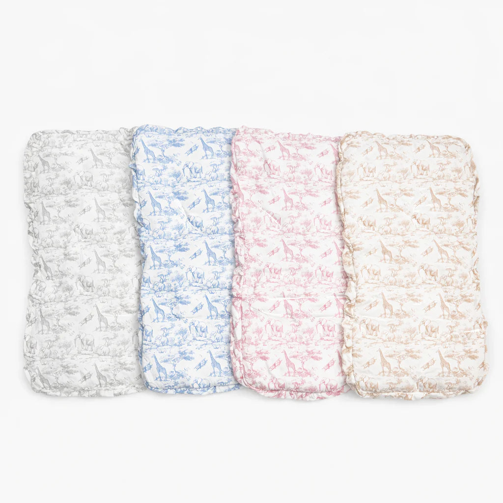 Quatre matelas de poussette rembourrés avec imprimé safari (girafes et éléphants), présentés en coloris gris, bleu, rose et beige.