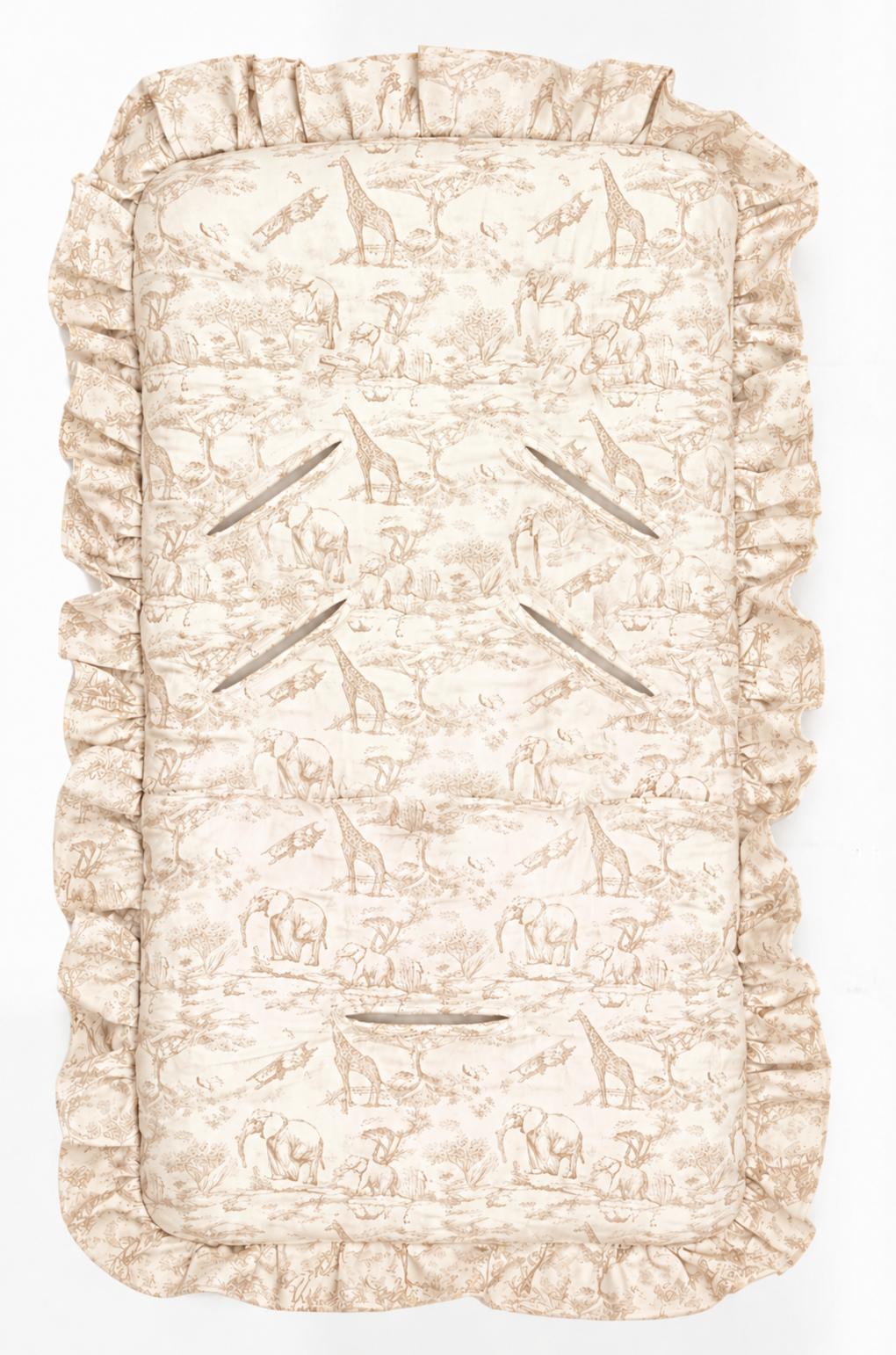 Matelas à langer bébé matelassé beige avec motif toile safari (girafes, éléphants) et bordure à volants, vue de dessus sur fond blanc