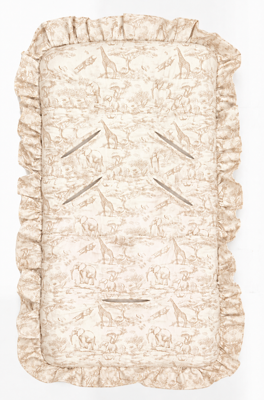 Matelas à langer bébé matelassé beige avec motif toile safari (girafes, éléphants) et bordure à volants, vue de dessus sur fond blanc