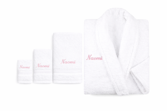 Peignoir blanc et lot de serviettes personnalisés avec broderie prénom Naomi rose