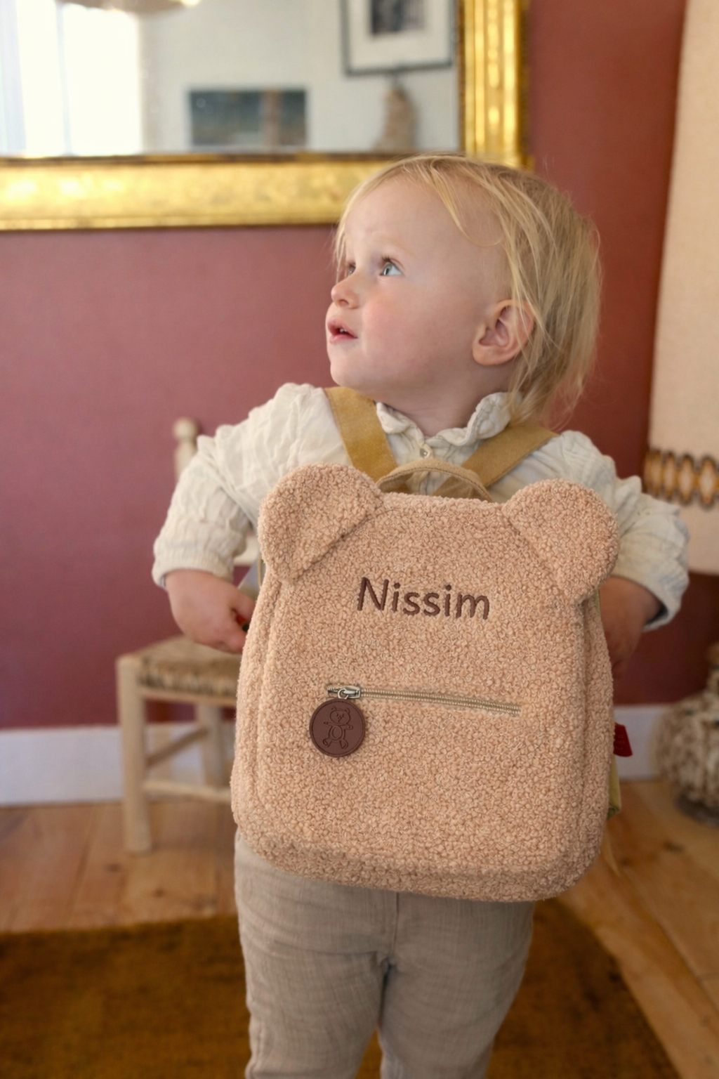 Enfant portant un sac à dos en bouclette rose avec oreilles et prénom brodé, personnalisable