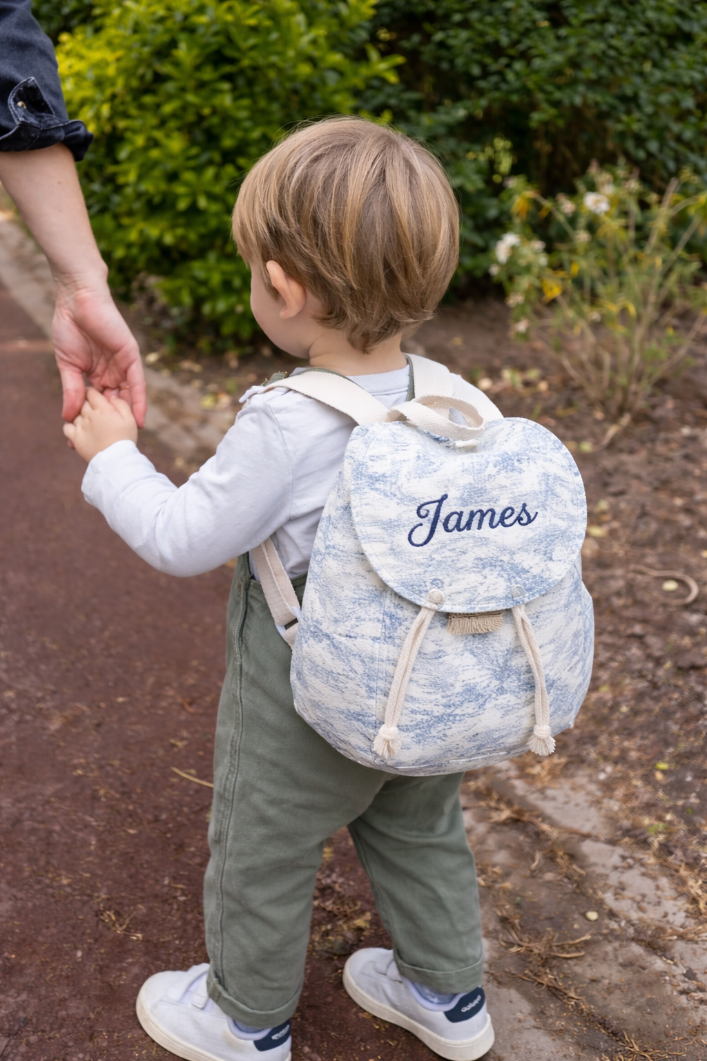 Enfant portant un sac à dos personnalisé avec prénom brodé, sac bébé motif savane adapté aux tout-petits