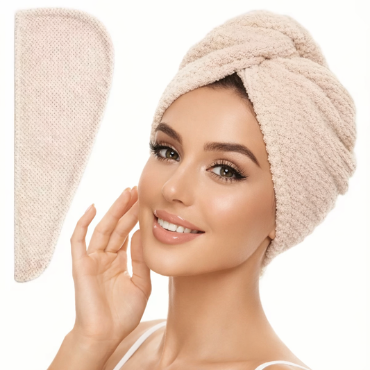 Femme portant une serviette cheveux en microfibre blanche sous forme de turban, douce et absorbante, idéale pour un séchage rapide des cheveux