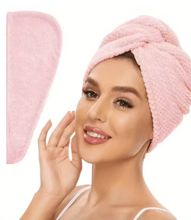 Femme portant une serviette cheveux en microfibre blanche sous forme de turban, douce et absorbante, idéale pour un séchage rapide des cheveux
