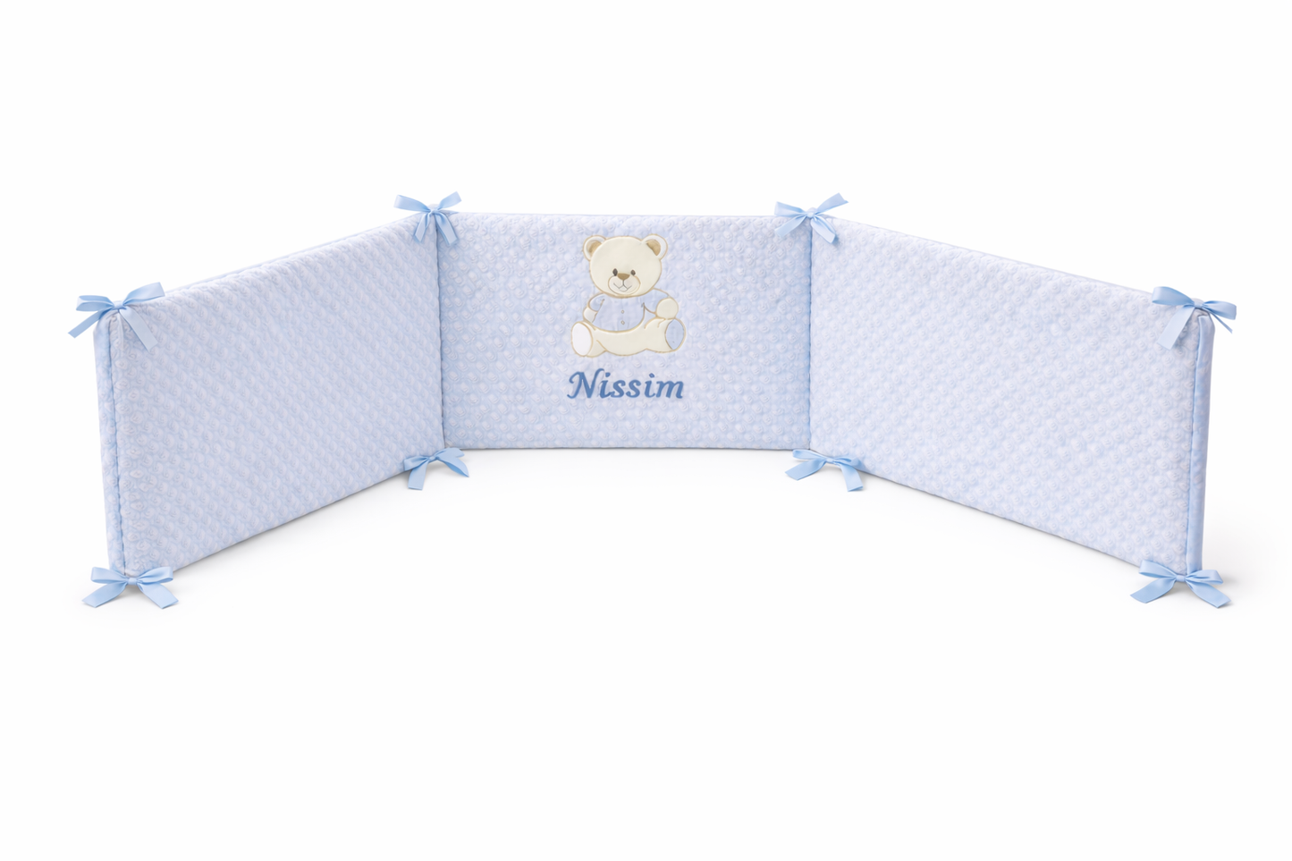 Tour de lit bébé bleu en 3 panneaux avec liens à nouer, tissu doux effet pilou pilou, personnalisé avec le prénom brodé Nissim et motif ourson