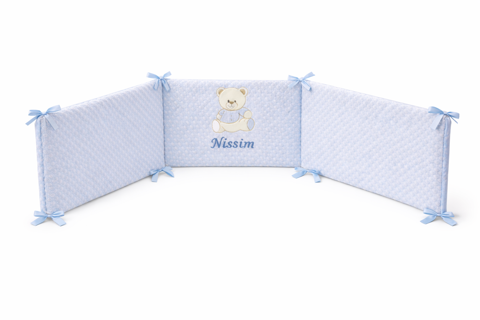 Tour de lit bébé bleu en 3 panneaux avec liens à nouer, tissu doux effet pilou pilou, personnalisé avec le prénom brodé Nissim et motif ourson