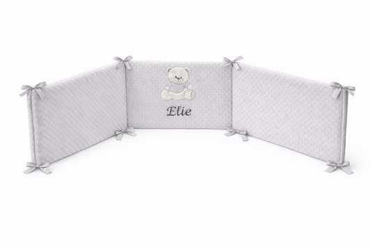 Tour de lit bébé bleu en 3 panneaux avec liens à nouer, tissu doux effet pilou pilou, personnalisé avec le prénom brodé et motif ourson